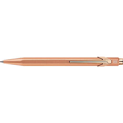 Stylo à bille en métal rose. Le clip est de couleur or.