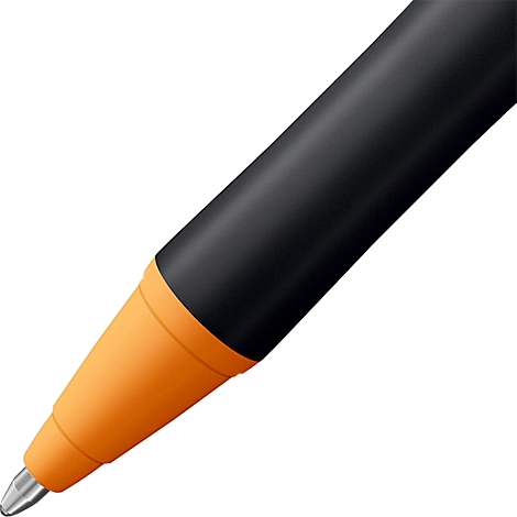 Gros plan sur un stylo. Corps noir, pointe orange, plume argentée.