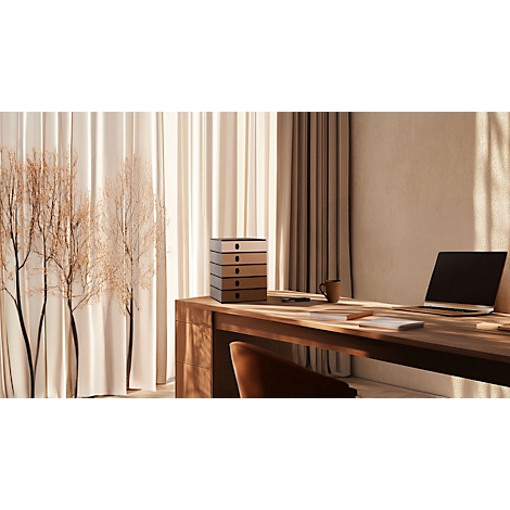 Bureau met laptop, ladebak en koffiekopje. Achtergrond gordijnen en decoratieve takken.