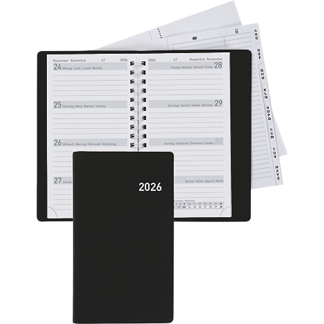 Carnet noir avec l'année 2026. Le carnet est ouvert, montrant une vue hebdomadaire. Un bloc-notes est posé à côté.