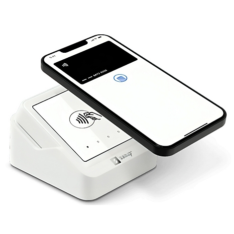 Ein schwarzes Smartphone liegt auf einem weißen Kartenlesegerät. Auf dem Display ist eine Kreditkarte dargestellt, das Gerät zeigt ein kontaktloses Symbol.
