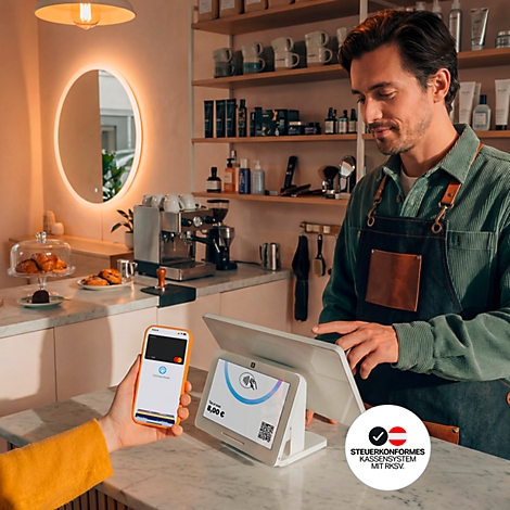 Kunde zahlt kontaktlos mit Smartphone an einem Kartenterminal in einem Café.