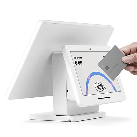 Ein weißes Kassensystem wird kontaktlos mit einer Bankkarte bedient.