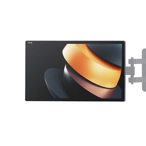 Flachbildschirm an Wandhalterung, zeigt abstraktes gelb-schwarzes Design.