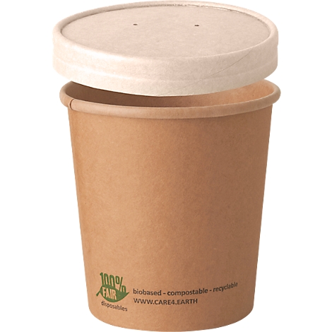 Becher mit Deckel aus Pappe. Auf dem Becher steht "100% FAIR", "biobased - compostable - recyclable".