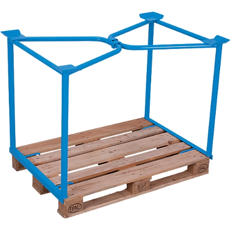Cadre métallique bleu sur une palette en bois. Le cadre forme un rectangle et sert de protection ou de conteneur.