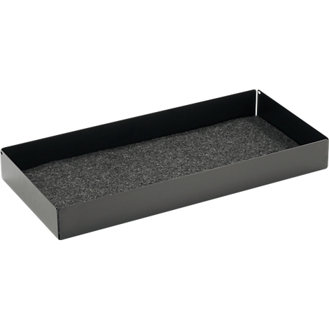 Plateau rectangulaire noir doublé de feutre gris.