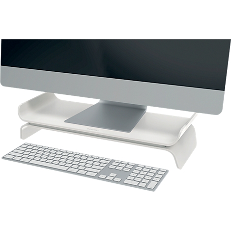 Écran d'ordinateur avec support et clavier blancs.