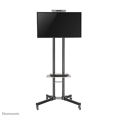 Une télévision noire sur un support TV noir et roulant avec une étagère. Une caméra est posée sur la télévision.