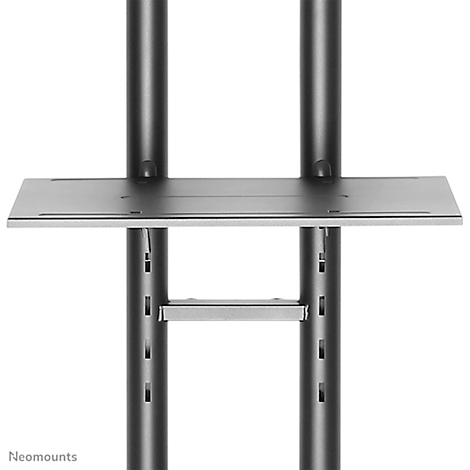 Gros plan sur un support TV noir avec étagère et colonnes. Fond gris. Neomounts.
