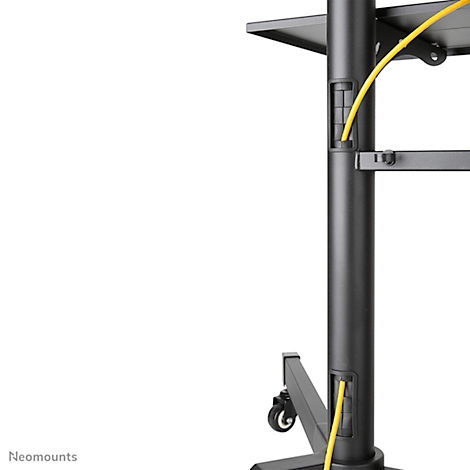 Gros plan sur un support TV noir à roulettes. Câble jaune à l'intérieur de la colonne.