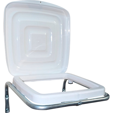 Siège de toilette blanc pliable de forme carrée, sur un cadre en métal argenté courbé.