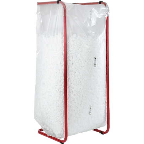Un cadre rouge soutient un sac plastique rempli de flocons de polystyrène blanc.