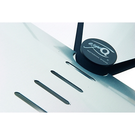 Gros plan d'un support pour ordinateur portable. Le métal blanc perforé rencontre des éléments noirs, un panneau rond avec lettrage.