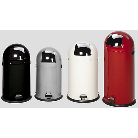 Quatre poubelles de couleurs différentes se tiennent côte à côte. Noir, gris, blanc, rouge, toutes avec un dessus incurvé et une pédale.