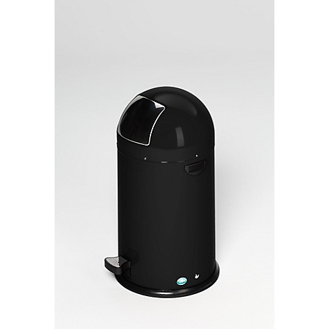 Poubelle noire brillante avec couvercle ovale et pédale. Sur fond blanc.