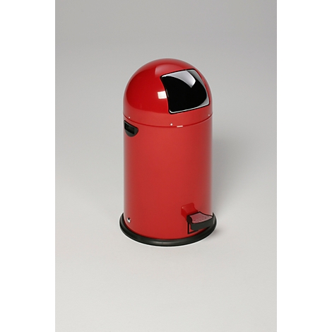 Poubelle cylindrique rouge avec couvercle noir et pédale, sur fond blanc.