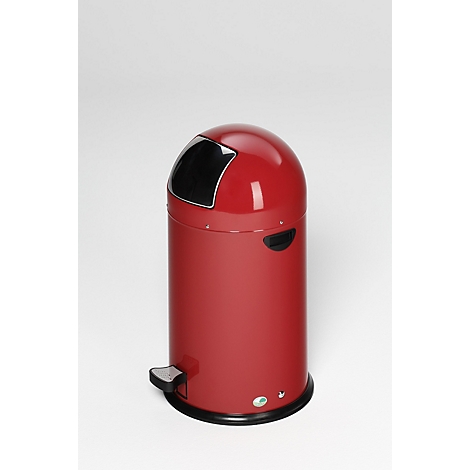 Poubelle rouge avec couvercle noir et pédale noire sur fond blanc.