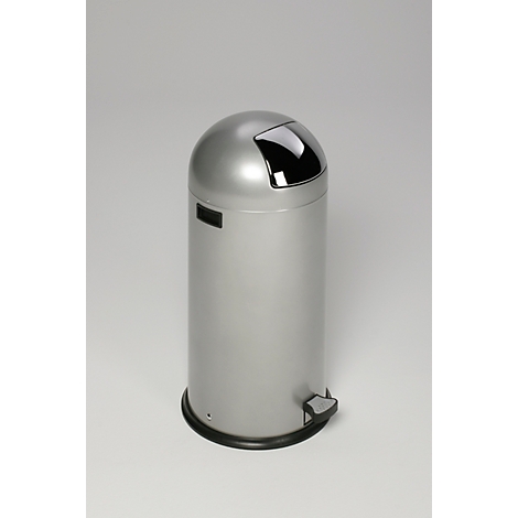 Poubelle argentée avec couvercle, marche et bord noir, sur fond neutre.