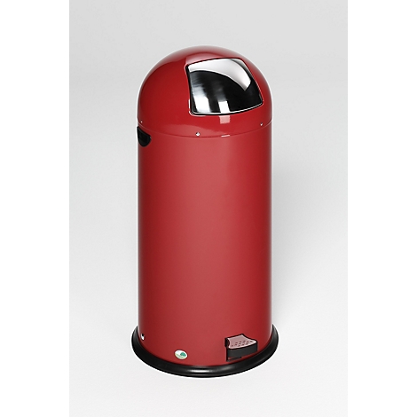 Poubelle rouge avec couvercle rond et pédale. Le couvercle est doté d'une ouverture argentée polie. Base noire.