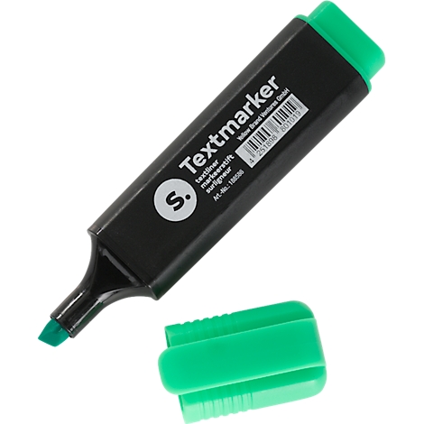 Un surligneur vert, avec le capuchon vert enlevé. Stylo noir avec écriture.