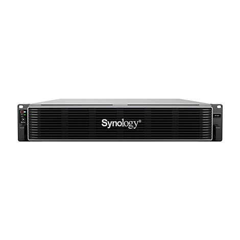 Ein schwarzes Synology NAS-Gerät. Auf der Vorderseite befindet sich der Schriftzug "Synology".