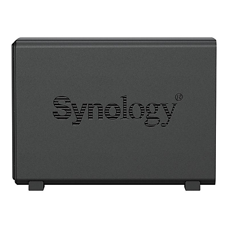 Dunkelgraues NAS-System der Marke Synology. Der Schriftzug ist mittig angebracht.