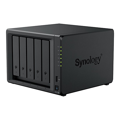 Schwarzes NAS-Gerät mit 5 Einschüben und Synology-Logo. Grüne LED-Leuchten und USB-Anschluss sichtbar.
