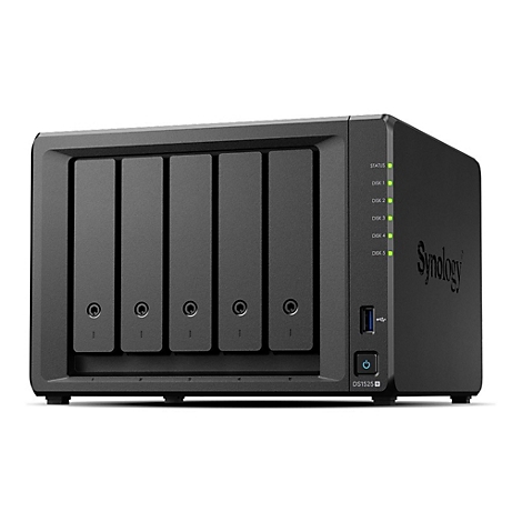 Schwarzes NAS-Gerät mit 5 Einschüben, grünen LEDs und dem Synology-Logo. Ein USB-Anschluss und ein Einschaltknopf sind sichtbar.
