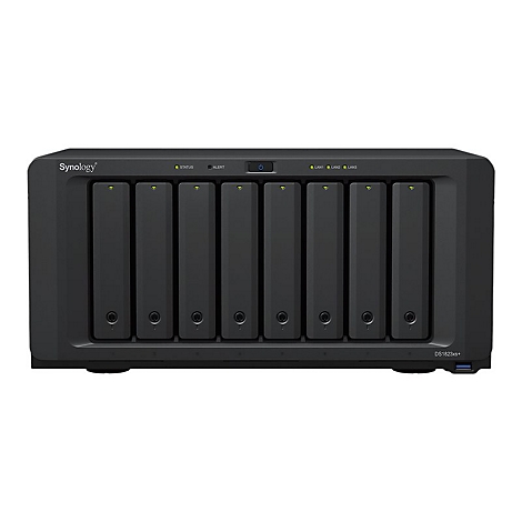 Schwarzes NAS-Gerät mit acht Laufwerkseinschüben, LEDs und Synology-Logo. Modell DS1823xs+.