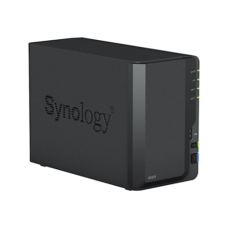 Ein schwarzes NAS-Gerät von Synology. Auf der Vorderseite ist der Schriftzug „Synology“ eingeprägt. An der Seite befinden sich Status-LEDs und ein Einschaltknopf.