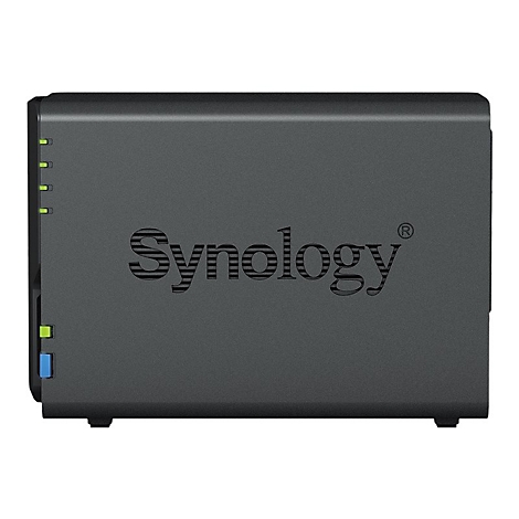 Dunkelgraue Synology NAS mit grün leuchtenden LEDs. Das Synology-Logo ist sichtbar.