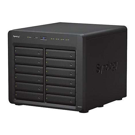 Schwarzes Synology NAS-Gerät. Auf der Vorderseite sind Einschübe für Festplatten angeordnet, daneben Anzeigen. Rechts ist der Synology Schriftzug.