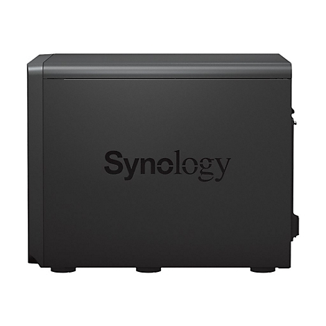 Schwarzes Synology NAS-Gerät. Die Marke "Synology" ist in Großbuchstaben auf der Vorderseite des Geräts angebracht.