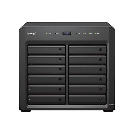 Schwarzes Synology NAS-Gerät mit 12 Einschüben. Oben: Statusanzeigen, darunter die Festplatteneinschübe mit grünen LEDs.