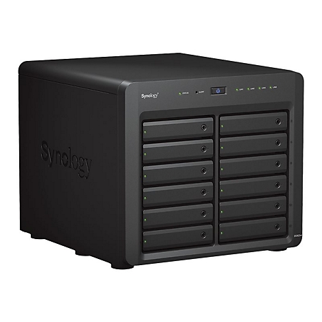 Schwarzes Synology NAS-Gerät. Auf der Vorderseite sind 12 Einschübe für Festplatten zu sehen. Oben befinden sich Statusanzeigen und das Synology Logo.