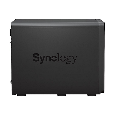 Schwarzes Synology NAS-Gerät. Der Schriftzug "Synology" ist auf der Vorderseite eingeprägt.