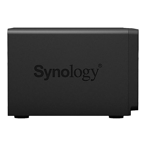 Ein schwarzes Synology NAS-Gerät. Der Schriftzug Synology ist auf der Vorderseite eingeprägt.