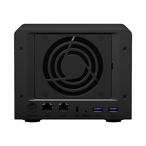 Schwarzes NAS-Gerät von hinten, mit Lüfter, Anschlüssen und USB-Ports. Beschriftung: DC IN 12V, LAN1, LAN2, Reset, USB.