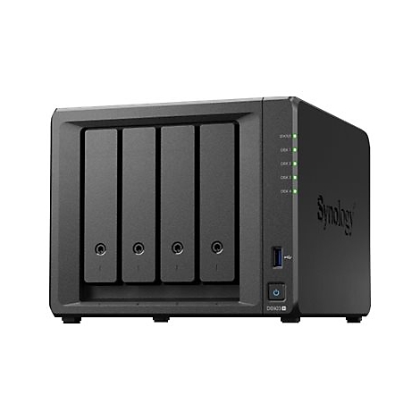 Schwarzes NAS-Gerät mit 4 Festplatteneinschüben, USB-Anschluss, Power-Button und grünen LEDs. Aufschrift 'Synology'.