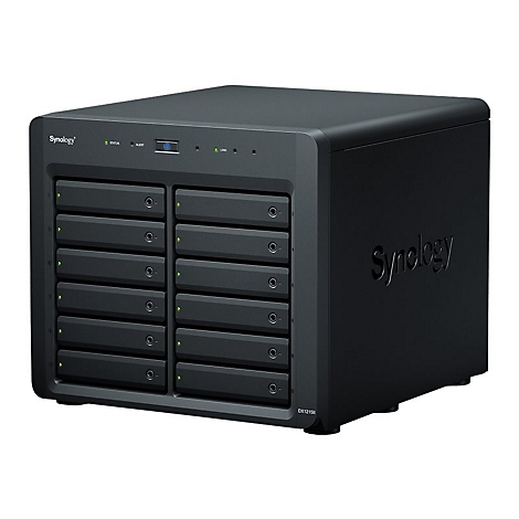 Schwarzes NAS-System mit 12 Einschüben. Aufschrift Synology, grüne LED-Anzeigen, blaue Power-Taste.