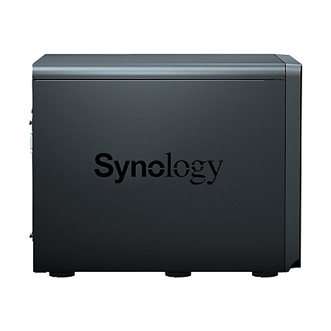 Schwarzes Synology NAS-Gerät. Der Schriftzug 'Synology' ist auf der Front des Geräts sichtbar.