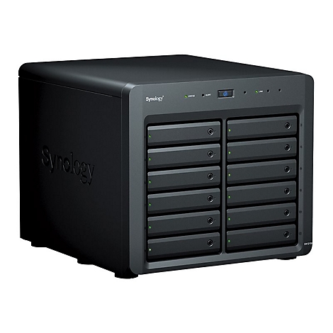 Schwarzer Synology NAS Server mit 12 Einschüben. Oben befinden sich LED-Anzeigen und ein Power-Button. Das Logo ist auf der Seite zu sehen.