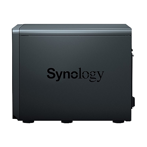 Ein schwarzes NAS-Gerät von Synology. Der Schriftzug "Synology" ist groß auf der Vorderseite zu sehen.