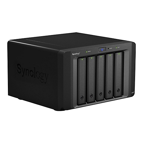 Appareil NAS noir de la marque Synology. Quatre baies avec des LED vertes sont visibles à l'avant.