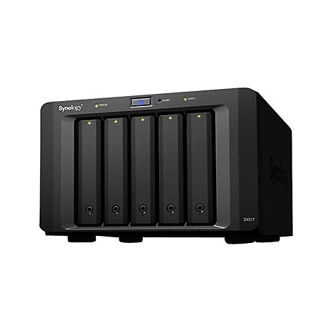 Appareil NAS noir avec 5 baies. En haut : lumières, inscription "Synology". En bas : "DX517".