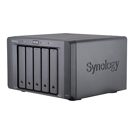 Boîte NAS Synology gris foncé avec 6 baies de disque dur, logo à gauche, nom à droite.