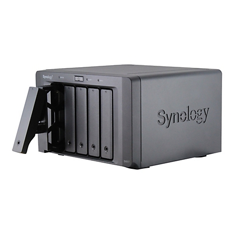 Serveur NAS gris avec une porte ouverte, à côté le logo Synology. Le serveur possède plusieurs emplacements pour disques durs.