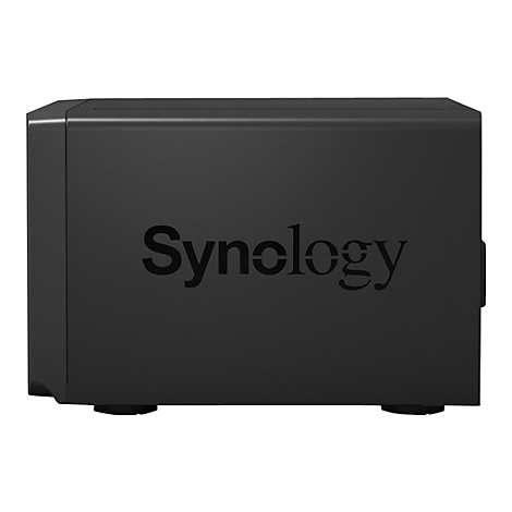 Ein schwarzes Synology NAS-Gerät, vorne steht der Markenname.