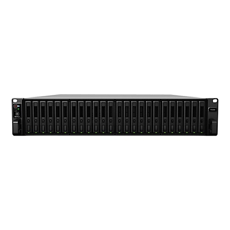 Un appareil NAS Synology FS3600 noir avec de nombreux baies de disques. Sur fond blanc.